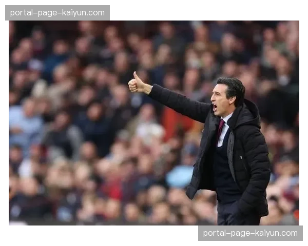 特写：大雨中，维拉公园主队球迷高歌致敬即将离任的埃梅里