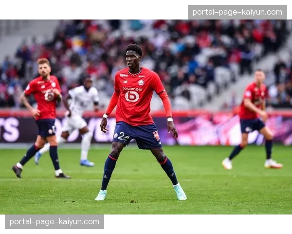 特写镜头:38岁的洛里昂门将姆沃戈赛后与儿子庆祝胜利 特写镜头:38岁的洛里昂门将姆沃戈赛后与儿子庆祝胜利