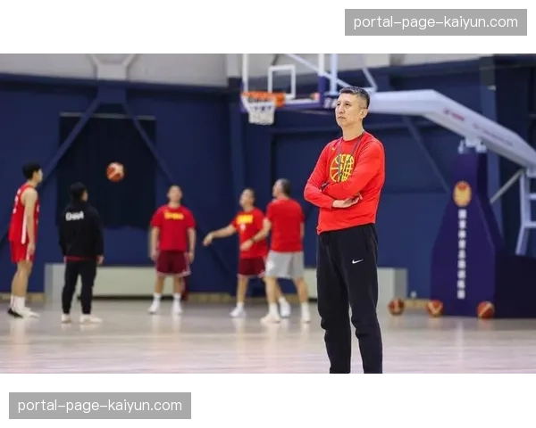 特写：郭士强赛后与每一位广州队员击掌，眼眶泛红