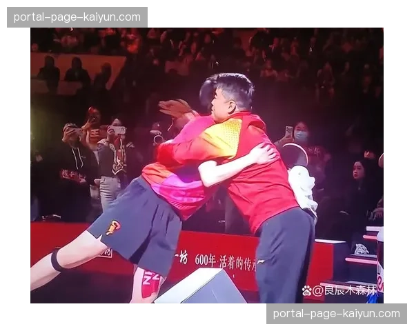 终场哨响王楚钦与教练王皓相拥庆祝首个世界杯冠军